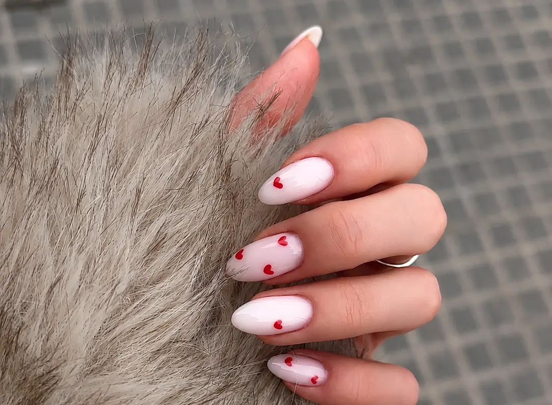 Маникюр с декоративными элементами и nail art для создания индивидуального образа