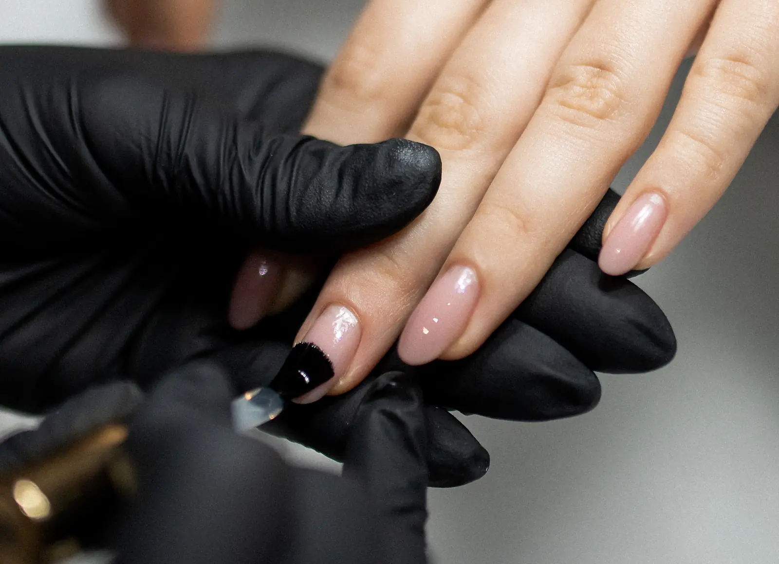 Мастер Nails Star покрывает ногти гель-лаком — маникюр в Мадриде